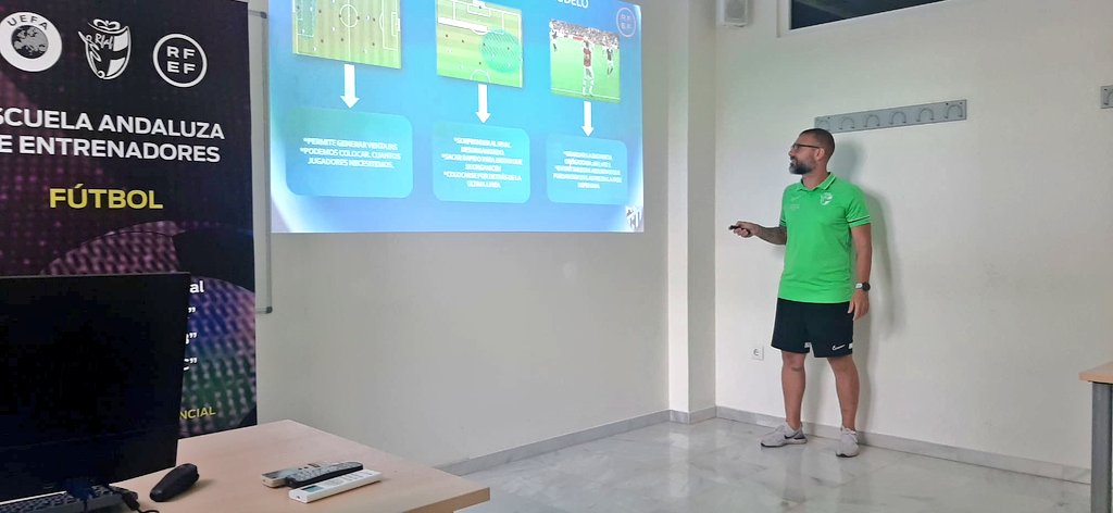 👍😁👍Comienzan las exposiciones del Proyecto Final  grupo B el aula de Sevilla.
🔊El tribunal de evaluación sigue con gran interés las defensas del Proyecto.
💚Hazte entrenador mientras entrenas. ⚽️Formación Dual.
💻Abiertas convocatorias.