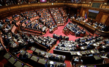 tempoweb's tweet photo. #Dlaiuti bis, sspunta l’aumento di stipendio per i vertici di forze dell’ordine e della Pa #senato #13settembre #iltempoquotidiano  https://t.co/Zyy6Q6MDQS https://t.co/vVHcL2anut