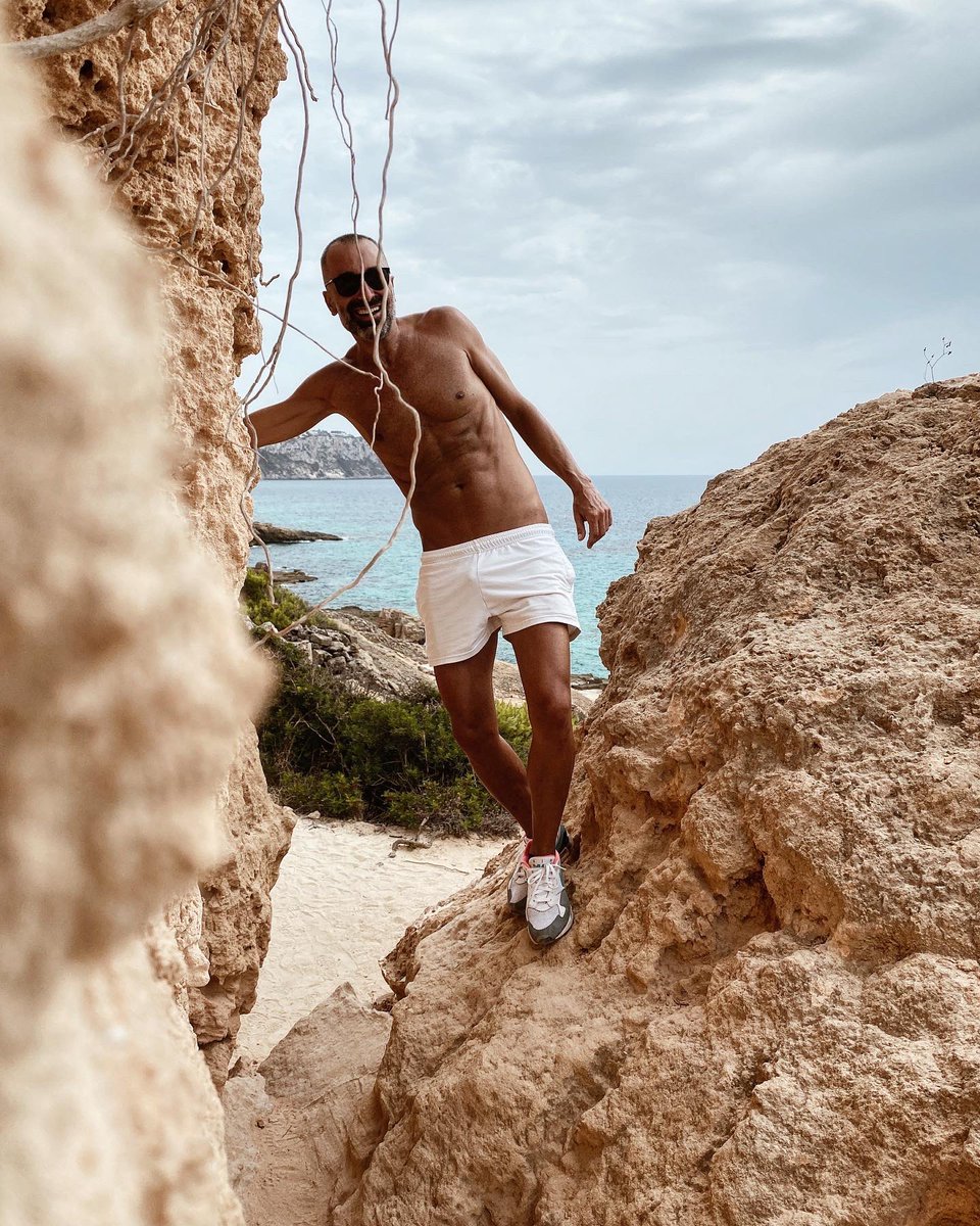 andresllompart's tweet photo. No mires atrás, ya no vas por ese camino. 
.
.
.
.
#menshealth #men #naturaleza #landscape #fitmen #menover40 #mallorca #caladelta #maioris #palmademallorca #mentravel #gayover40 #hoscos https://t.co/qDLdNyYL90