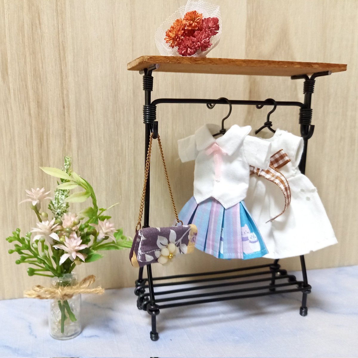 hab_mkoubou's tweet photo. #DS67 でひとつだけお買い物。ともす人形服さん(@tomosudoll)のプリーツスカート。持ってたブラウスと合いそうだったし、ツーピースハンガーに掛けておく見本にもなるので。1/12ツーピースハンガー、今回は少しだけこっそり出してましたが、次はたくさんしっかり出したいです😉
#ワイヤークラフト https://t.co/WqoX6HiS2m