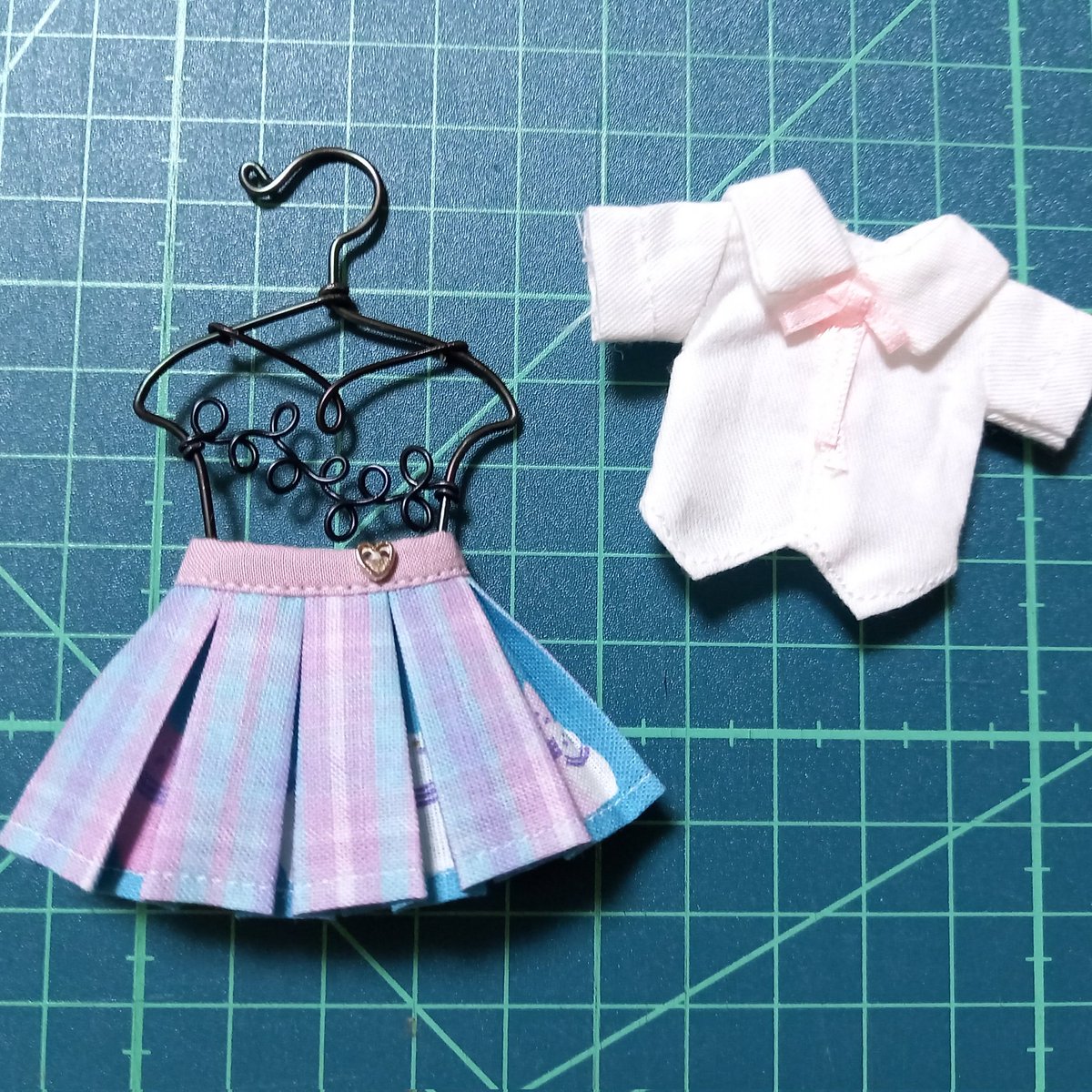 hab_mkoubou's tweet photo. #DS67 でひとつだけお買い物。ともす人形服さん(@tomosudoll)のプリーツスカート。持ってたブラウスと合いそうだったし、ツーピースハンガーに掛けておく見本にもなるので。1/12ツーピースハンガー、今回は少しだけこっそり出してましたが、次はたくさんしっかり出したいです😉
#ワイヤークラフト https://t.co/WqoX6HiS2m