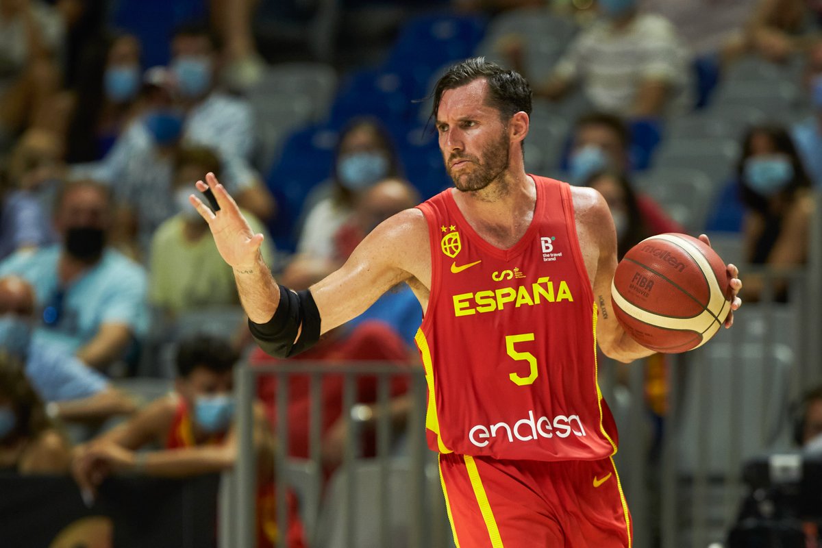 2010MisterChip's tweet photo. Rudy llorando por unas semis de EuroBasket, cuando es bicampeón del mundo. Este tío ha dignificado la camiseta de nuestra selección en cada uno de los 289.907 segundos que la ha vestido. Gracias, capitán. https://t.co/jAXfZqO8rf