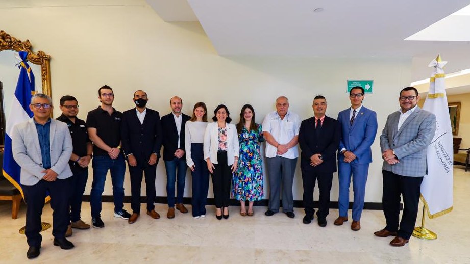 Ministra <a href="/MariaLuisaHayem/">María Luisa Hayem 🇸🇻</a> junto al director para El Salvador de <a href="/BCIE_Org/">BCIE</a>, <a href="/LRodriguez_SV/">Luis Rodríguez</a>, presidente de <a href="/CONAMYPESV/">CONAMYPESV</a>, <a href="/PaulDSteiner/">Paul Steiner</a>, director del <a href="/CNRSV/">CNR El Salvador</a>, <a href="/c_trigueros/">Camilo Trigueros</a>, y el representante de <a href="/BANDESAL/">Banco de Desarrollo de la República de El Salvador</a>; participa en la gran final de la Copa Mundial de Emprendimiento #EWC2022.