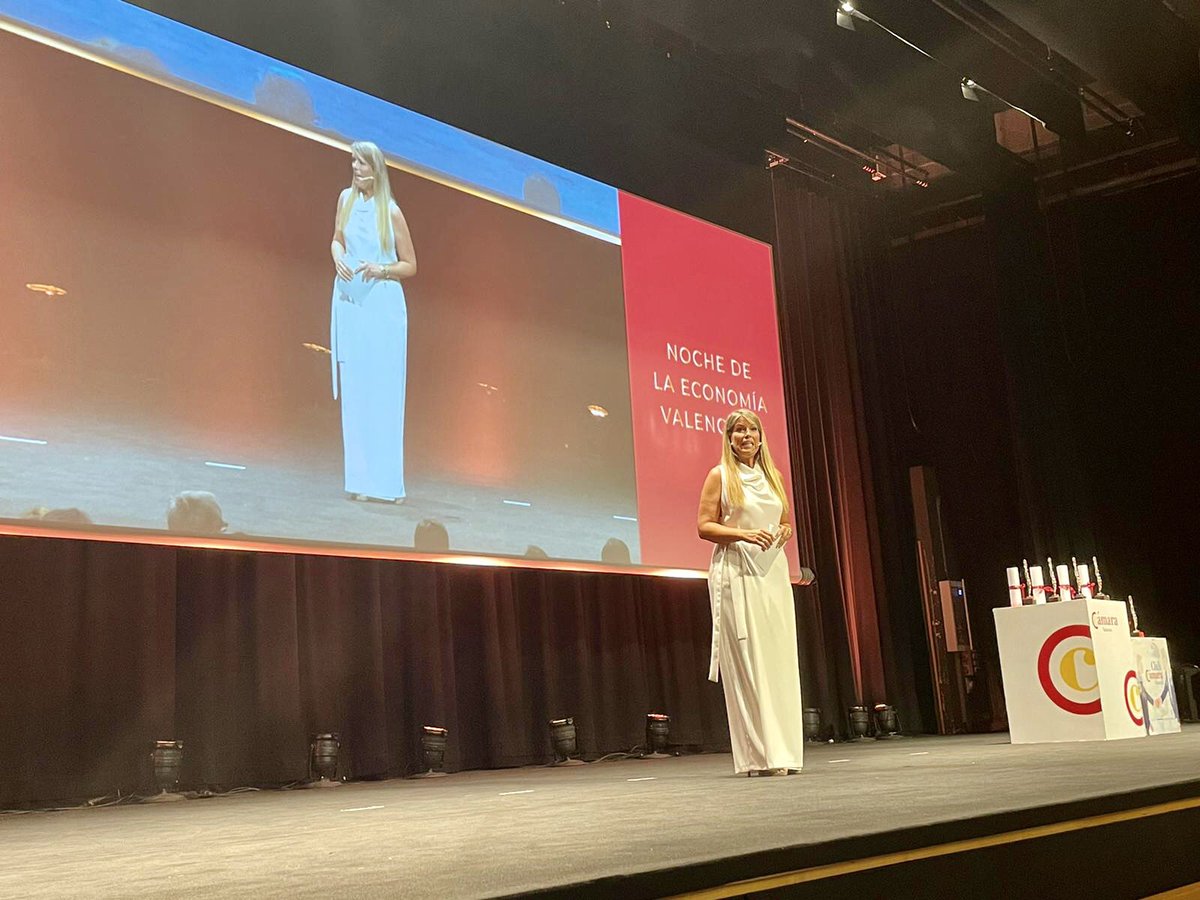 SylviaAndres's tweet photo. Nos unimos un año más a una de las jornadas más mágicas del año en @PalcongresVLC organizada por @camara_valencia, comienza la #NocheEconomíaValenciana2022! 🌠

#PremiosCámaraVLC2022 #Economia #ReadyForToday #ImprovingForTomorrow https://t.co/rnJkpzTf3a