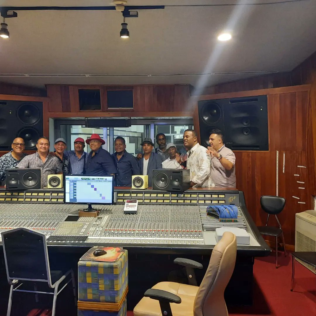 prod_abdala's tweet photo. En #ProduccionesAbdala propiciamos encuentros de lujo 🤝... aquí imágenes de la escucha exclusiva 🎧 del nuevo 💿 del #GrupoCompaySegundo con invitados especiales como #IsaacDelgado y #Sory🎙 #JulitoPadron 🎺 #RolandoLuna 🎹 https://t.co/7ArDJyJbGw