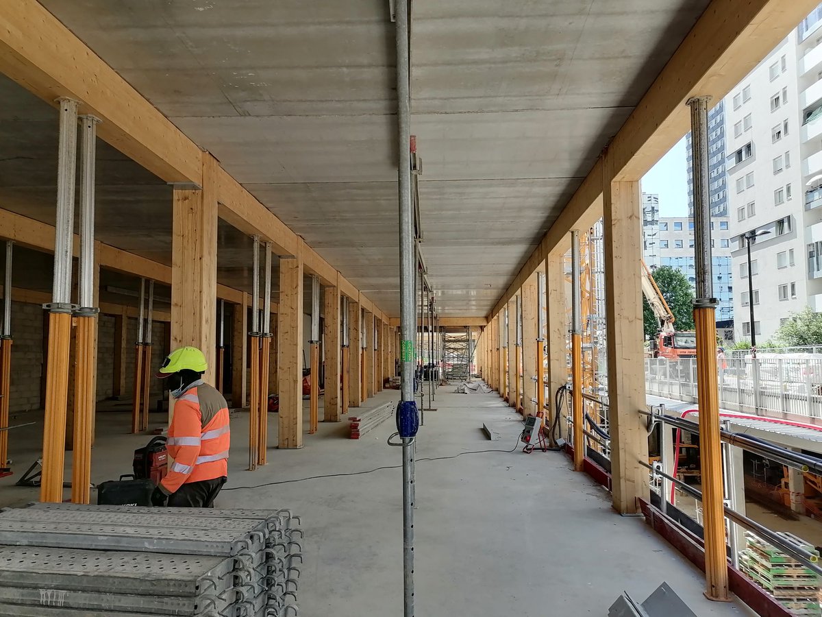 pariscommerces's tweet photo. 🎉 Ce soir, à la pose de la dernière poutre du tiers-lieu #Wikivillage, bâtiment à ossature bois, qui accueillera des entreprises de l’ESS, des ateliers et des espaces ouverts au public, à #SaintBlaise, quartier réaménagé par la @Semaest #Paris20 https://t.co/XQk98UyRbb