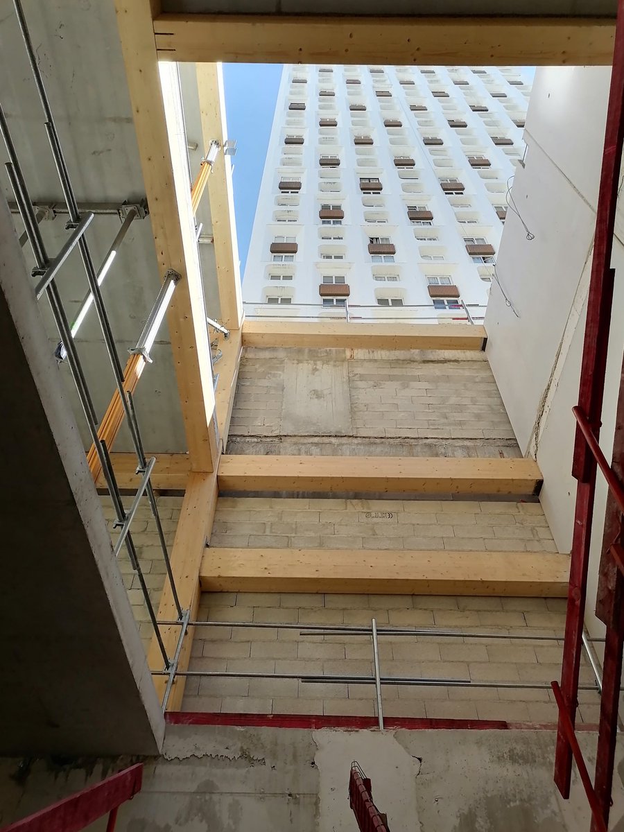 pariscommerces's tweet photo. 🎉 Ce soir, à la pose de la dernière poutre du tiers-lieu #Wikivillage, bâtiment à ossature bois, qui accueillera des entreprises de l’ESS, des ateliers et des espaces ouverts au public, à #SaintBlaise, quartier réaménagé par la @Semaest #Paris20 https://t.co/XQk98UyRbb