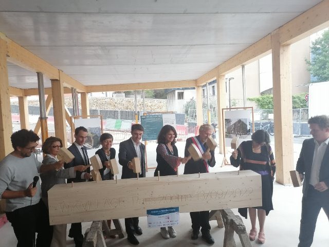 pariscommerces's tweet photo. 🎉 Ce soir, à la pose de la dernière poutre du tiers-lieu #Wikivillage, bâtiment à ossature bois, qui accueillera des entreprises de l’ESS, des ateliers et des espaces ouverts au public, à #SaintBlaise, quartier réaménagé par la @Semaest #Paris20 https://t.co/XQk98UyRbb