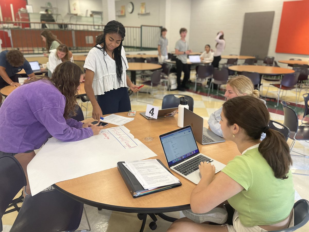 MsFusinaChem's tweet image. AP Sem students spent the day collaborating and brainstorming different lenses and perspective “dinner guests” of a topic in preparation for their first mock AP group project starting soon! @hangingwithMsH @SSSASsaints #SaintsLearn #APSem