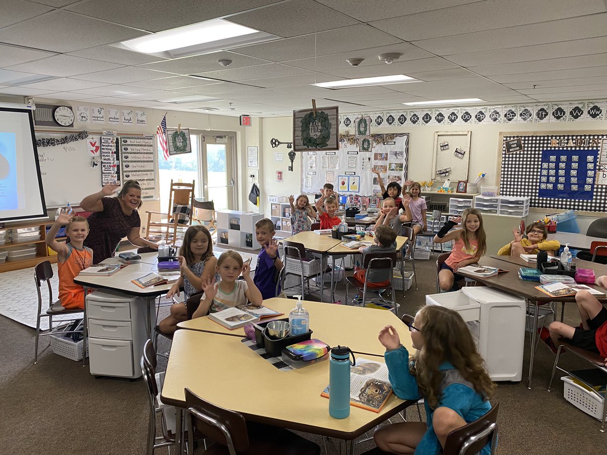 SingerStacy's tweet photo. Loved my time @HarveyOaksElem! Our fam spent many years at this hidden gem. So fun to see friends and the next generation of kids filling our precious school. #Proud2bMPS #somuchgoodness https://t.co/OyBmW1cdb4