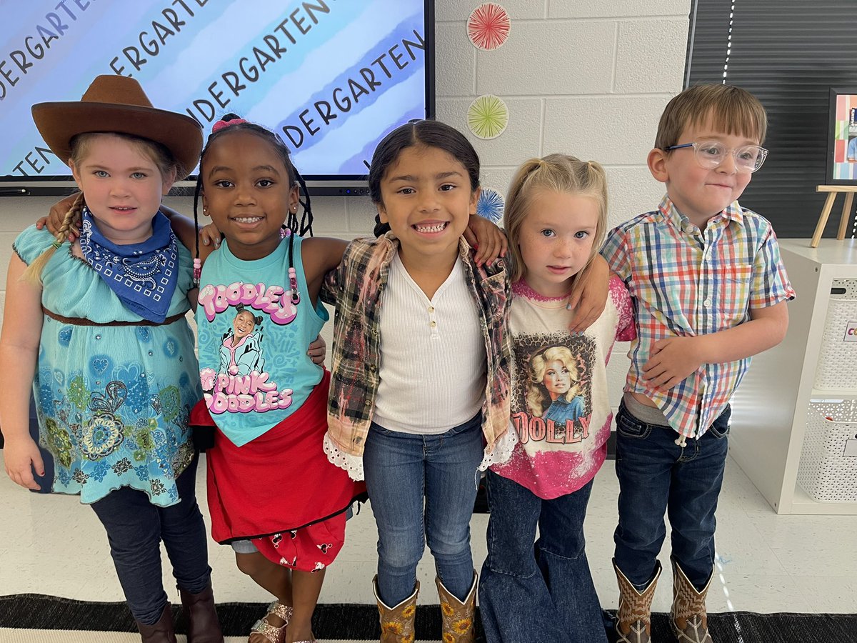 mrsspiveytn's tweet photo. Homecoming Day One:
🎶Musical Monday🎶
#Kindergarten #homecoming2022 https://t.co/DgXdl3vfgw