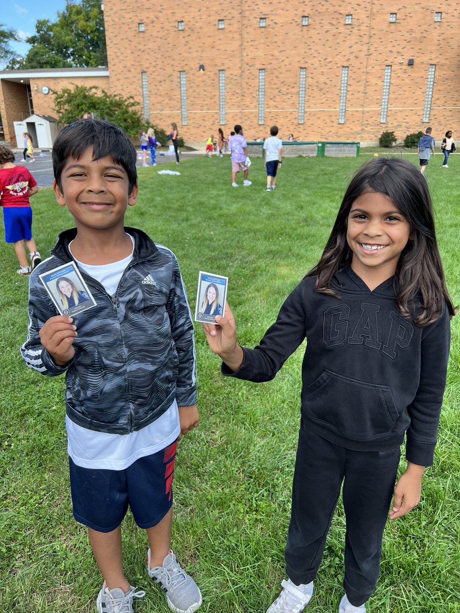 Loved seeing Officer Stadler today at recess! She handed out HPPD trading cards to our students! 💙🧡 #112leads