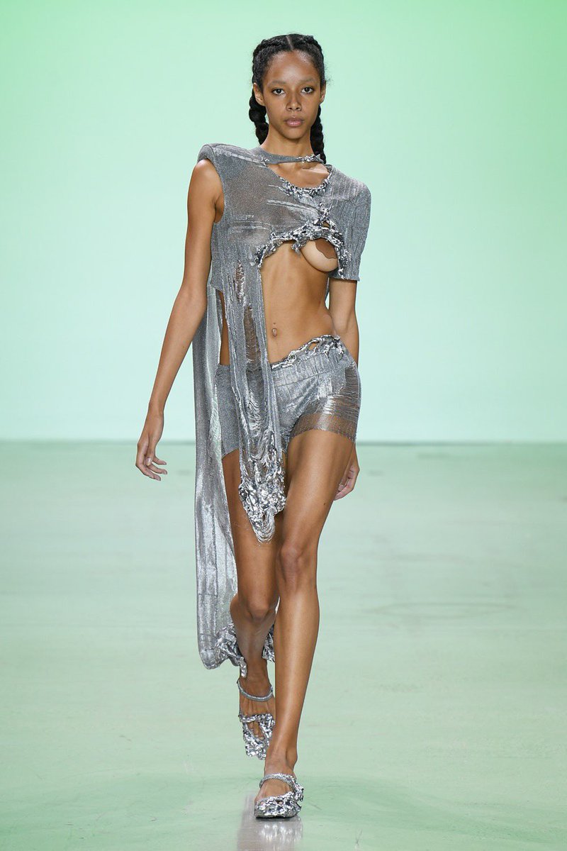 MIUCClAMUSE's tweet photo. wei ran ss23 at parsons mfa show, THIS truly is the future of fashion https://t.co/gINXbvc8eO