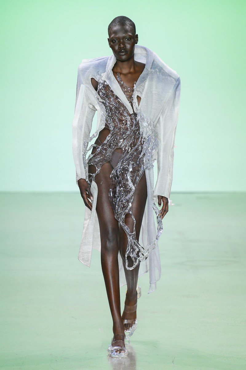 MIUCClAMUSE's tweet photo. wei ran ss23 at parsons mfa show, THIS truly is the future of fashion https://t.co/gINXbvc8eO