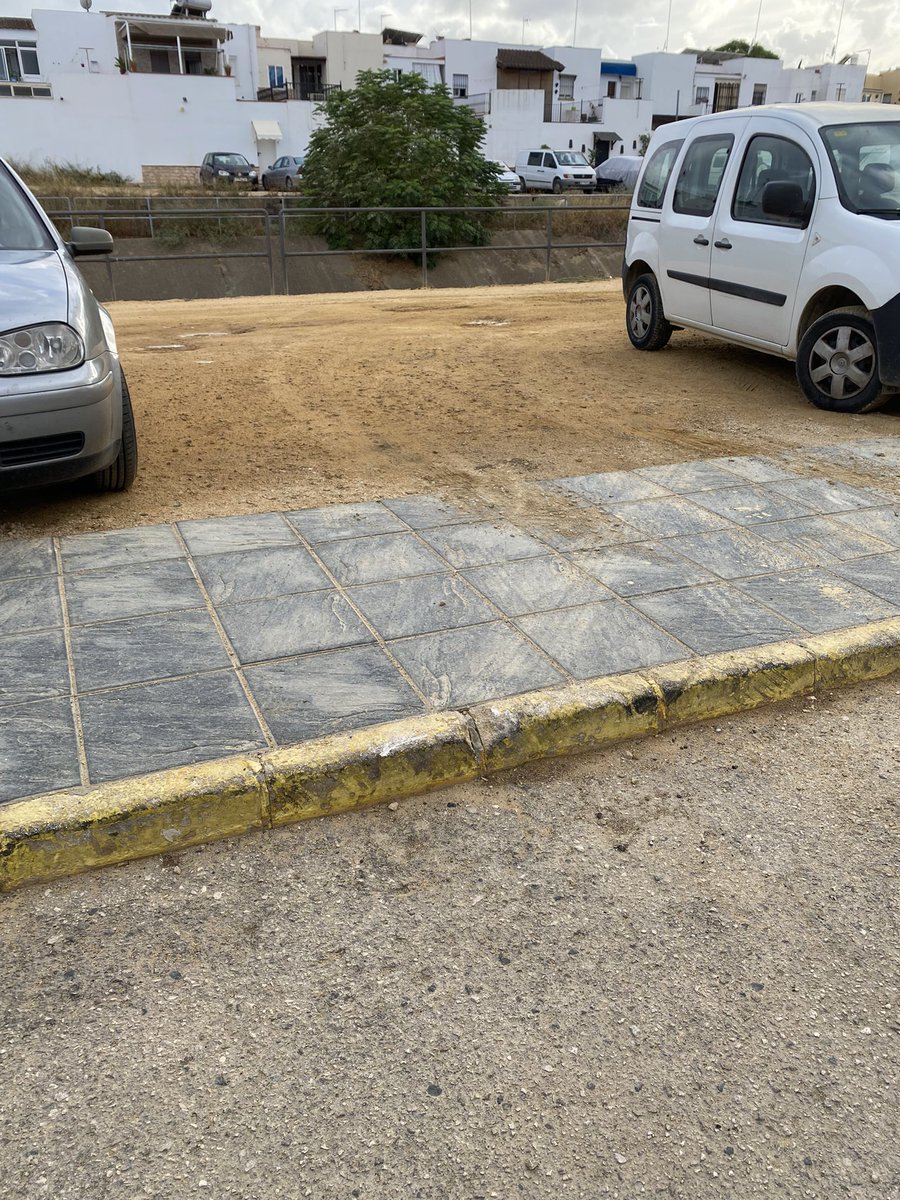 caballodbatalla's tweet photo. @modestogmcoria @aytocoriario Mira lo bien controlada que están las entradas que están accediendo los coches del escampado mencionado anteriormente a las calles del recinto por la acera de la foto. https://t.co/5QKLv4DxbB
