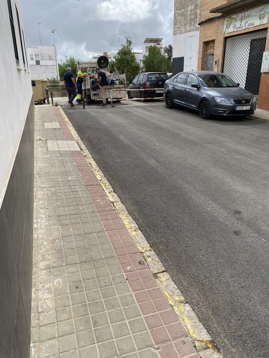 caballodbatalla's tweet photo. @modestogmcoria @aytocoriario Mira lo bien controlada que están las entradas que están accediendo los coches del escampado mencionado anteriormente a las calles del recinto por la acera de la foto. https://t.co/5QKLv4DxbB