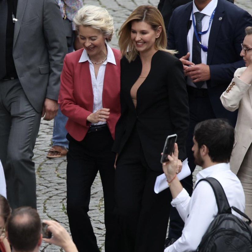 vonderleyen's tweet photo. I am delighted to welcome First Lady Olena @ZelenskaUA, my guest of honour for tomorrow’s State of the Union address.

The courage of Ukrainian people has touched and inspired the world. 

Europe will stand with you every step of the way. 

We will #StandStrongTogether

#SOTEU https://t.co/Ig6lHqefK2
