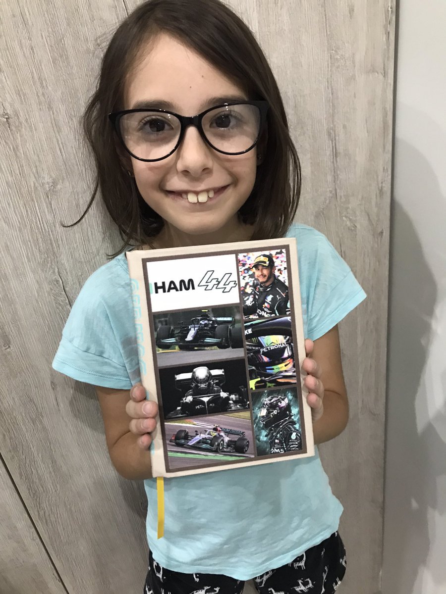 PaoloPau13's tweet photo. Ehi @LewisHamilton look at my daughter school customized diary!!
Get in there!!! 🤩✨⭐️🌟💫 https://t.co/5zgSToyMTg
