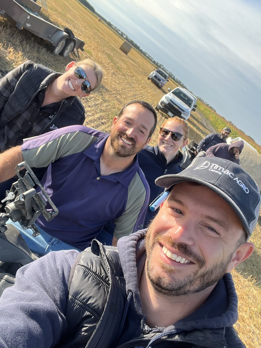 LukeTimacSK's tweet image. Digging spuds with our new team members in Manitoba. Big thanks to Trevor and the Crop Care team! #harvest22