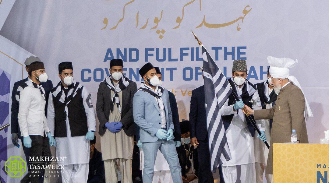 Hazrat Khalifatul Masih V (aba) presents 'Alme Inami' award to the Khuddam winners from Milton Keynes Qiadat Kingsley, Hampshire, UK — 11th September 2022 <a href="/UKMuslimYouth/">AMYA UK</a> #MKAUKIjtema