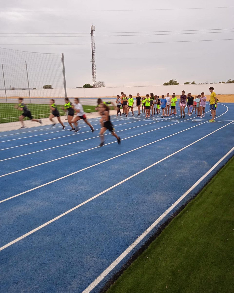 agbrunningmon's tweet photo. Esta semana afrontamos un nuevo reto en nuestros entrenamientos de #atletismo: claves para mejorar la velocidad en pista con la técnica adecuada
¡Cada segundo cuenta!
🏎
#100mts #200mts https://t.co/J7k3sQf4bM