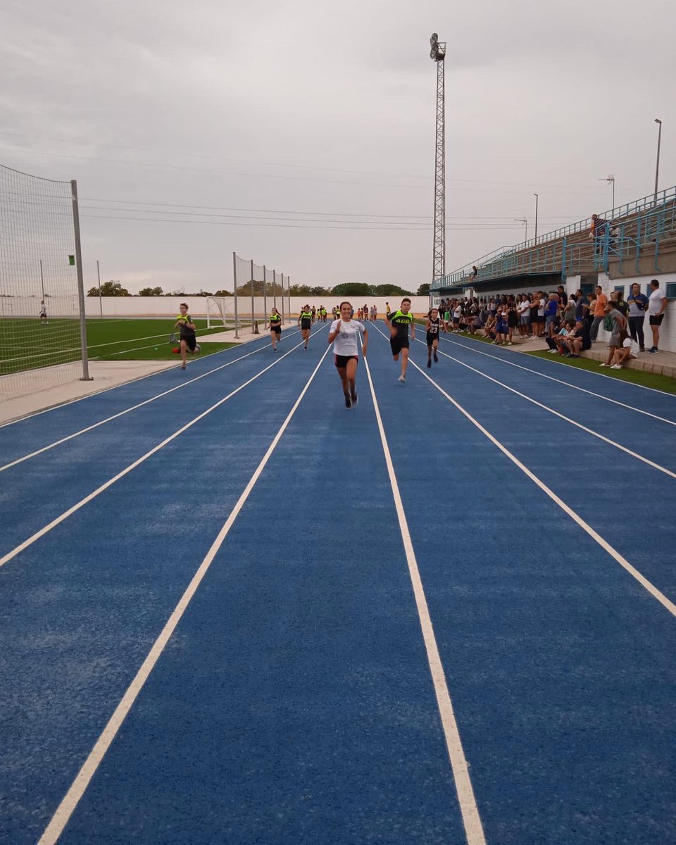 agbrunningmon's tweet photo. Esta semana afrontamos un nuevo reto en nuestros entrenamientos de #atletismo: claves para mejorar la velocidad en pista con la técnica adecuada
¡Cada segundo cuenta!
🏎
#100mts #200mts https://t.co/J7k3sQf4bM