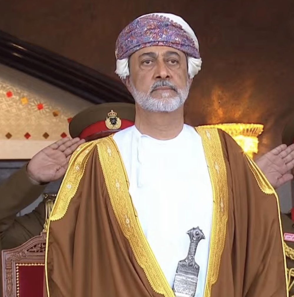 لا يوجد في هذه الحياة شخص لا يريد من الناس أن تحبه

فكيف إذا كان قائداً أو رئيساً أو سلطاناً

إلا أن جلالته حفظه الله ترك *الشعبوية* جانباً وشرَعَ في المحافظة على #عُمان ..كياناً حضارياً، تاريخياً، سياسياً

عبر برامج صارمة 
وخطط مدروسة
ومنهج صريح لا يقبل المجاملات
#هيثم_بن_طارق