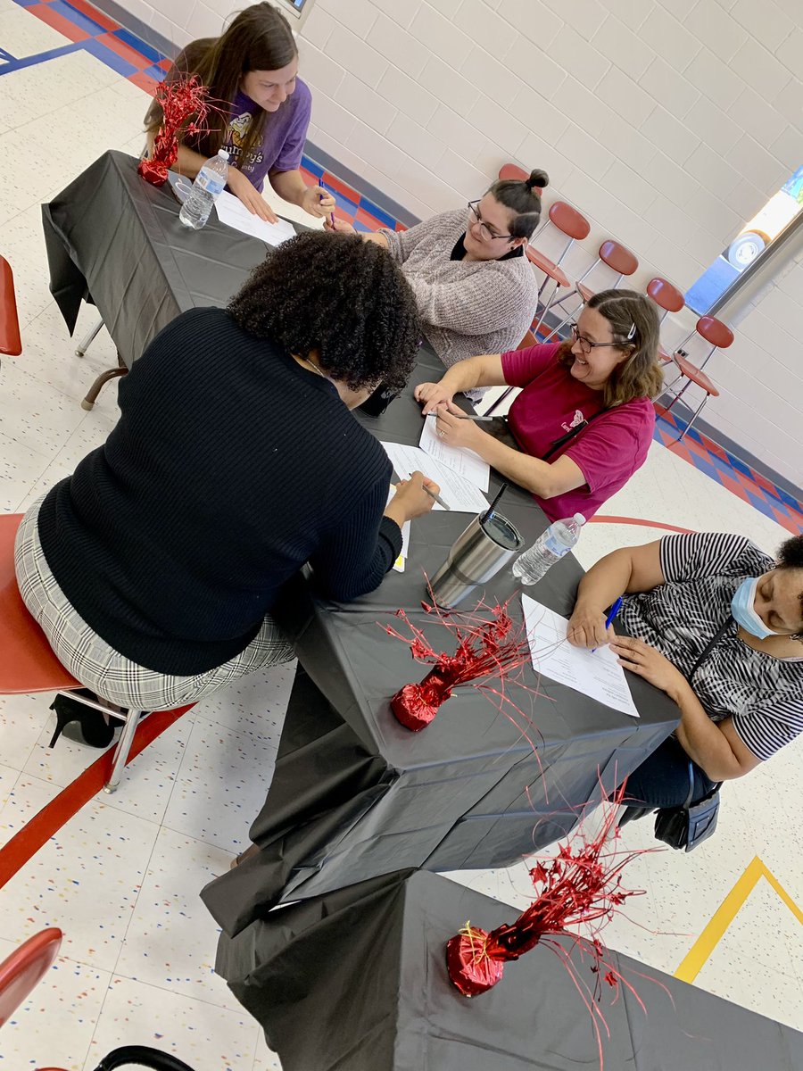 wwphillipsedu's tweet photo. Such a good turnout and great conversations at our first pastries with the principals event at @JswCubs. #onechatham https://t.co/pMhU2fS8Ku