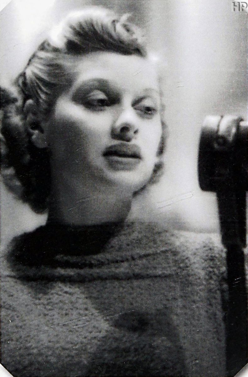 HenPapirman's tweet image. You&apos;ll never guess who this young girl is (was.)
#BlackToWhitePhoto
#Photoshop
#Colorizing