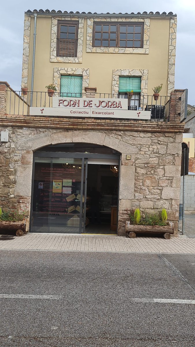 jardibotanic's tweet photo. Voleu fer una passejada etnobotànica per Gombrèn amb Marc Talavera d'@eixarcolant? Voleu dinar assaborint uns plats preparats per @eixarcolant? Voleu descobrir l'interior de les plantes amb Francesc Caralt de @FloraCatalana? Veniu a Gombrèn. https://t.co/w3FjwzWtPI