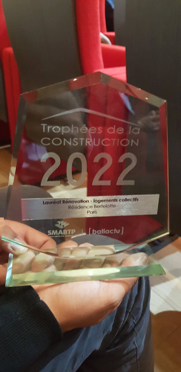 Bouygues_BatIDF's tweet photo. [#EnDirect] 🏆 La Résidence Universitaire #Bertelotte remporte les Trophées de la Construction 2022 !  

🏗 Signé @nziarchitectes pour @Paris_Habitat, le projet consistait en la #réhabilitation bas #carbone d’un bâtiment de 4 400m² de bureaux en une résidence pour étudiants ! https://t.co/W2L3LQI2ix