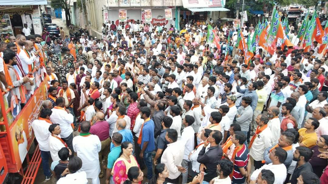 bandisanjay_bjp's tweet photo. On Day2 of #PrajaSangramaYatra4 interacted with people in Quthbullapur &amp; Kukatpally constituencies. KCR is suffering from @narendramodi fear syndrome.KCR is worried center will expose his corruption &amp; loot. On advice of Bihar CM Nitish Kumar, KCR decided not to dissolve assembly. https://t.co/Sr9v19Y8wd