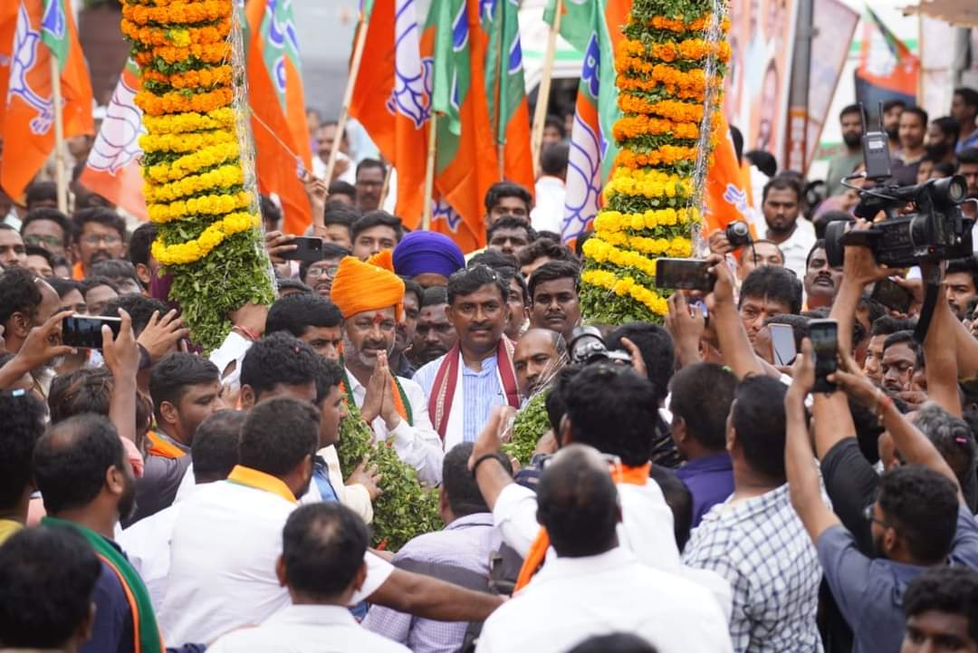 bandisanjay_bjp's tweet photo. KCR has no shame to use lathi against striking Village Revenue Officers &amp; 30 have lost their lives. Neither VRA's issue nor plight of children getting sick due to bad food in hostels was discussed in assembly. Where shud people go when KCR shut Pragati Bhavan doors for people? https://t.co/Jv4oRsxRmN