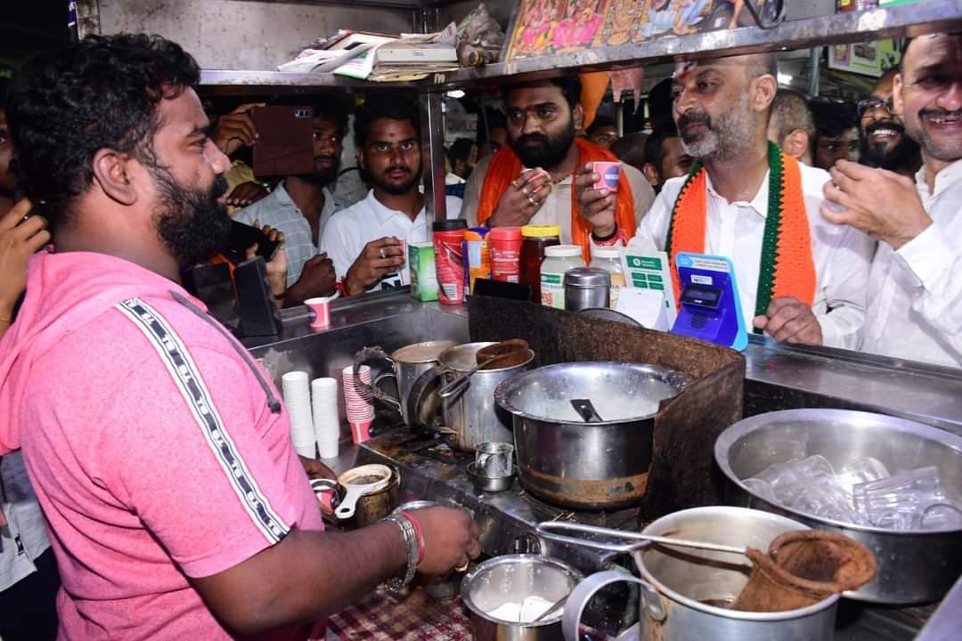 bandisanjay_bjp's tweet photo. Govt schools are in a dilapidated condition. Mana Basti – Mana Badi scheme is only for TRS leaders to make money. These are same people also involved in the land grabbing and not even sparing water bodies or temple properties. https://t.co/3pwguq6oEt