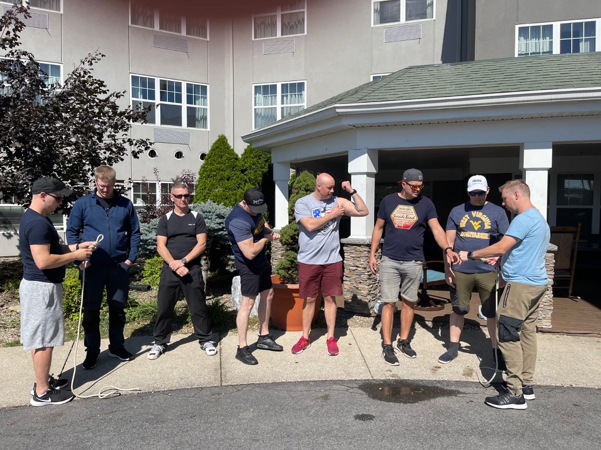 Viime hetken harjoitukset: #Kittilänkaivos'n joukkue treenasi köysipelastusosiota varten ennen kansainvälisen kaivospelastuskilpailun alkua. #kaivosturvallisuus #kaivosteollisuus #IMRC2022 #IMRB 💪