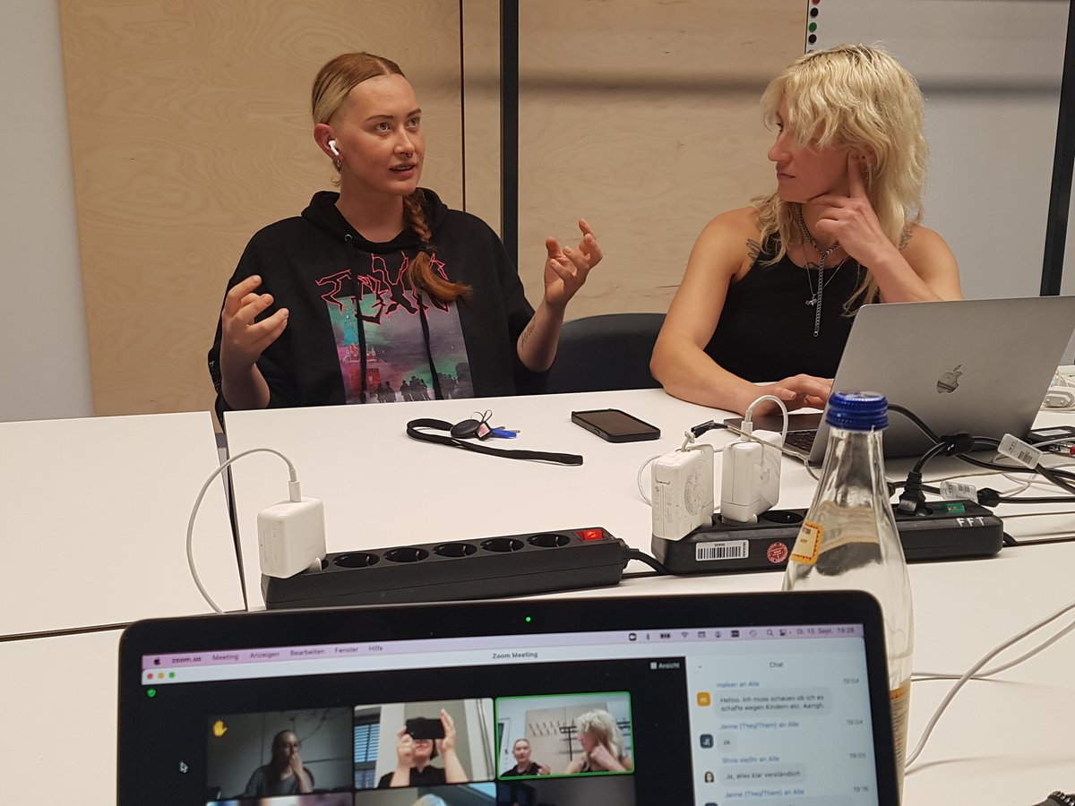 FFTDuesseldorf's tweet photo. Experiment: Hybrider Workshop! Für "How to: Queer Feminist AI" hat sich eine tolle diverse crowd versammelt - on site und online. 👋 Janne Kummer aka.alaska und allapopp machen's möglich! https://t.co/fwbc0tc7r6
