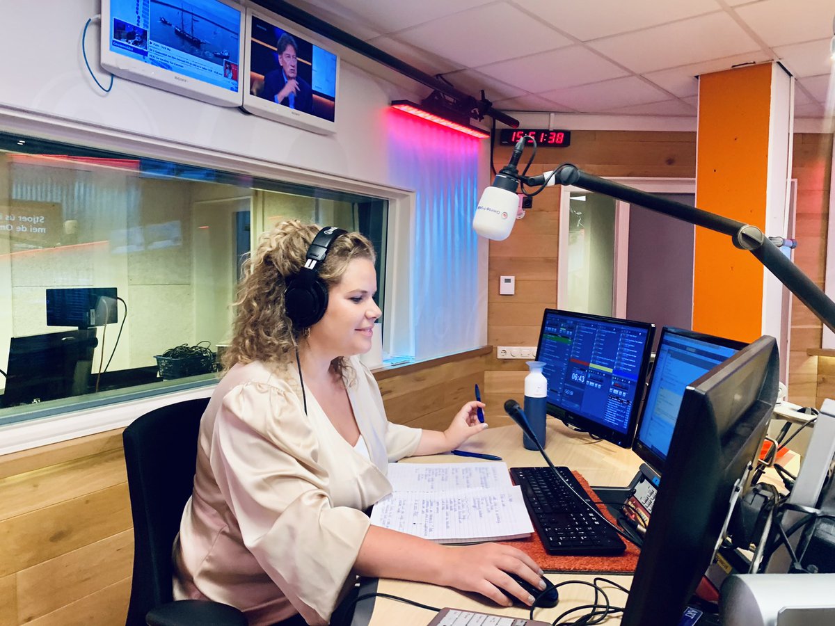 iriskroes's tweet photo. ❗️Nieuwtje ❗️Ik heb er een nieuwe uitdaging bij. Ik ga als freelance producer en radiomaker aan de slag voor @OmropFryslan voor het programma ‘Goeiemiddei’. Heel erg leuk en tige tank foar dizze kans ! #Nieuwebaan #Producer #Radio #Radionieuws #Omropfryslan #working9to5 https://t.co/dEIguODZJt