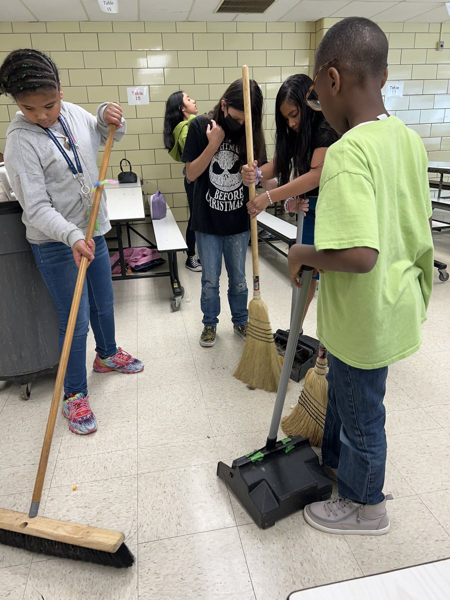 Fifth graders being extremely Hawthorne Helpful in the cafeteria today! 🐾💙 @DLPinamonti