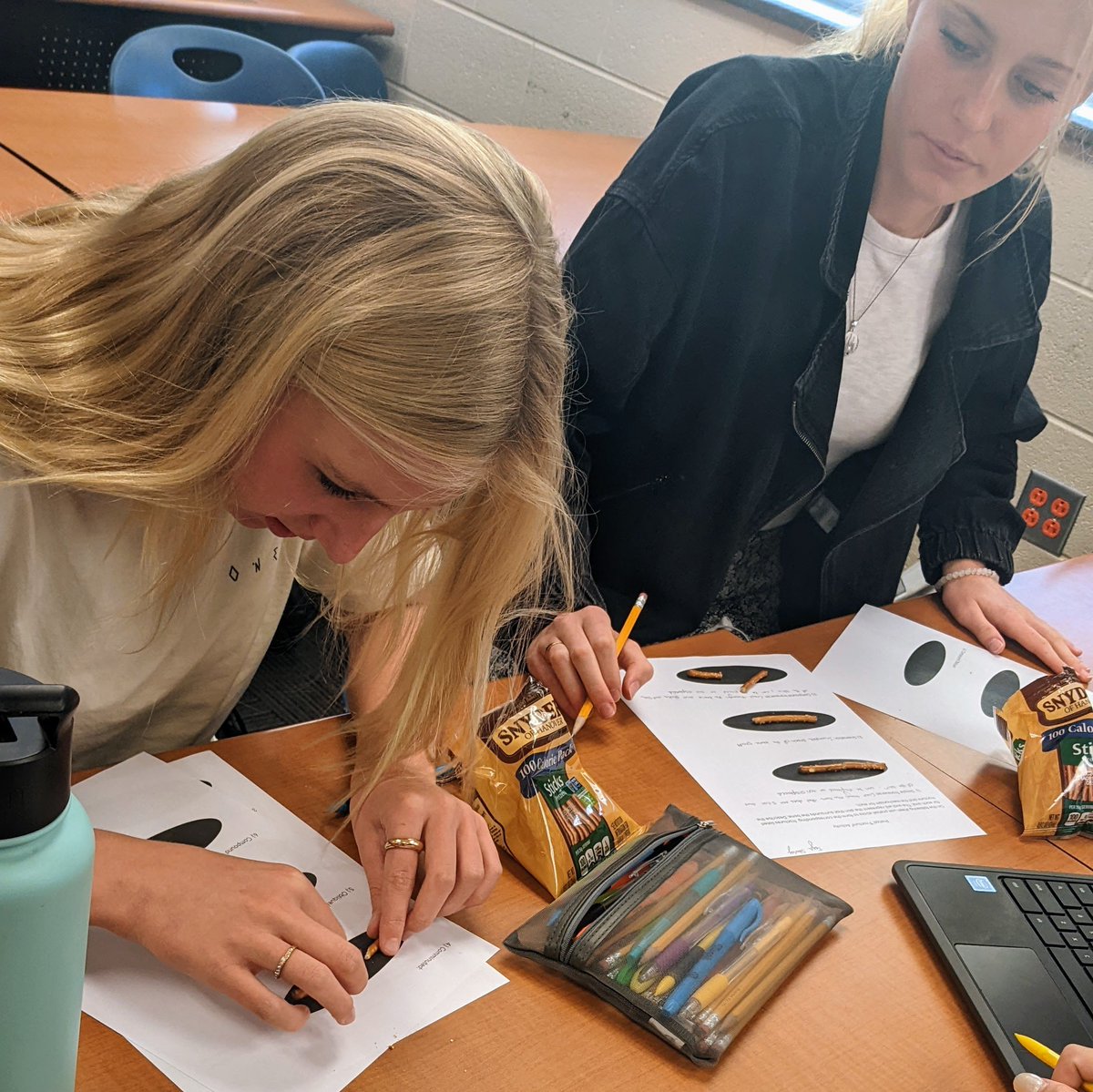 ATC_Lindsay's tweet photo. Sports Medicine students used pretzel sticks today to help them visualize different types of fractures! @CCHSEagle
#sportsmedclass #learningwithsnacks https://t.co/XfXvjo46Eh
