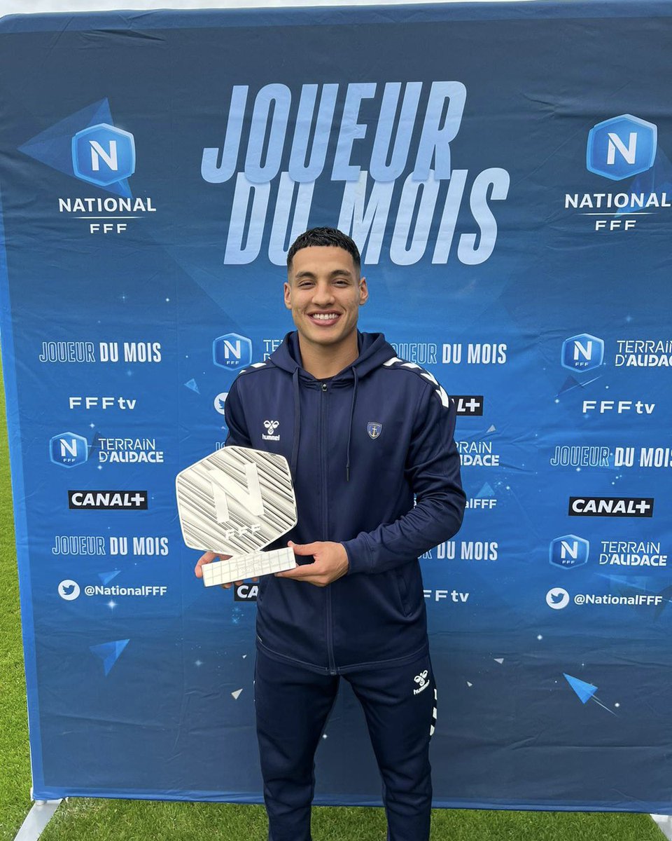 NationalFFF's tweet image. 🏆 Amine BOUTRAH a reçu cet après-midi son Trophée de 𝙅𝙤𝙪𝙚𝙪𝙧 𝙙𝙪 𝙢𝙤𝙞𝙨 𝙙’𝘼𝙤𝙪̂𝙩 en compagnie de ses coéquipiers de l’@USConcarneau 💙

Félicitations pour cette première distinction de l’année ! 😉👏

#NationalFFF