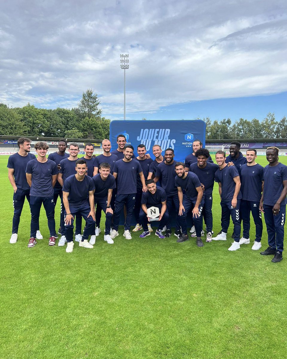 NationalFFF's tweet image. 🏆 Amine BOUTRAH a reçu cet après-midi son Trophée de 𝙅𝙤𝙪𝙚𝙪𝙧 𝙙𝙪 𝙢𝙤𝙞𝙨 𝙙’𝘼𝙤𝙪̂𝙩 en compagnie de ses coéquipiers de l’@USConcarneau 💙

Félicitations pour cette première distinction de l’année ! 😉👏

#NationalFFF