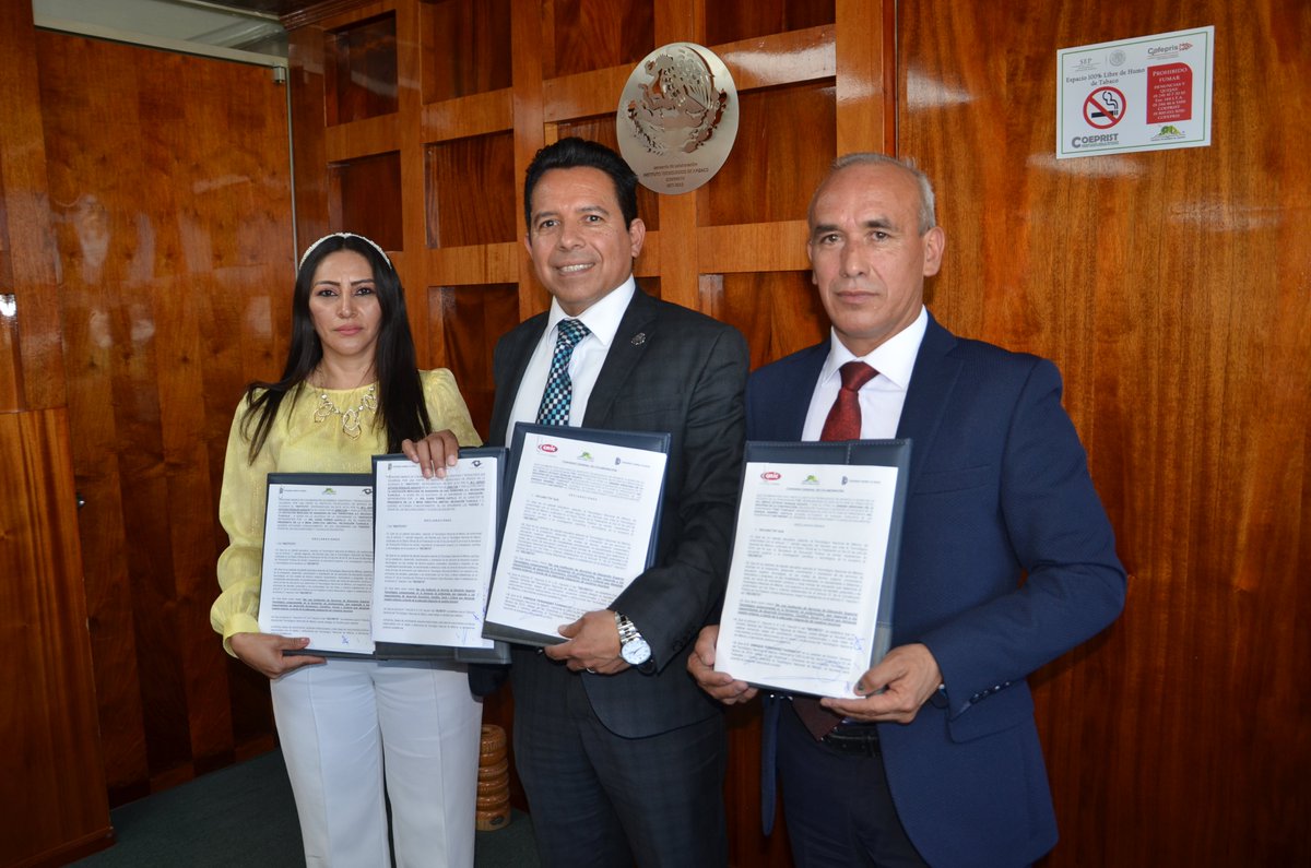 web_itapizaco's tweet photo. Con el objetivo de  fortalecer la formación de los estudiantes, el #TecNM campus Apizaco, firmó convenios de colaboración académica, científica y tecnológica con la Asociación Mexicana de Ingeniería de Vías Terrestres (AMIVTAC) y CMIC de Tlaxcala. https://t.co/w1GTxIAvB3 https://t.co/hrsMPtQMZt