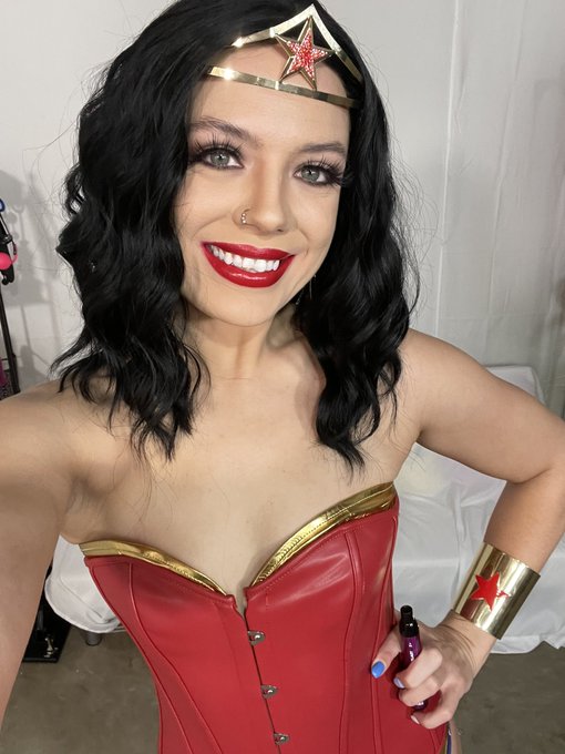 1 pic. I make one hot Wonder Woman 👑💋
Full photos coming soon. One of my costumes for @EXXXOTICA NJ 🔥❤️
#Halloween2022