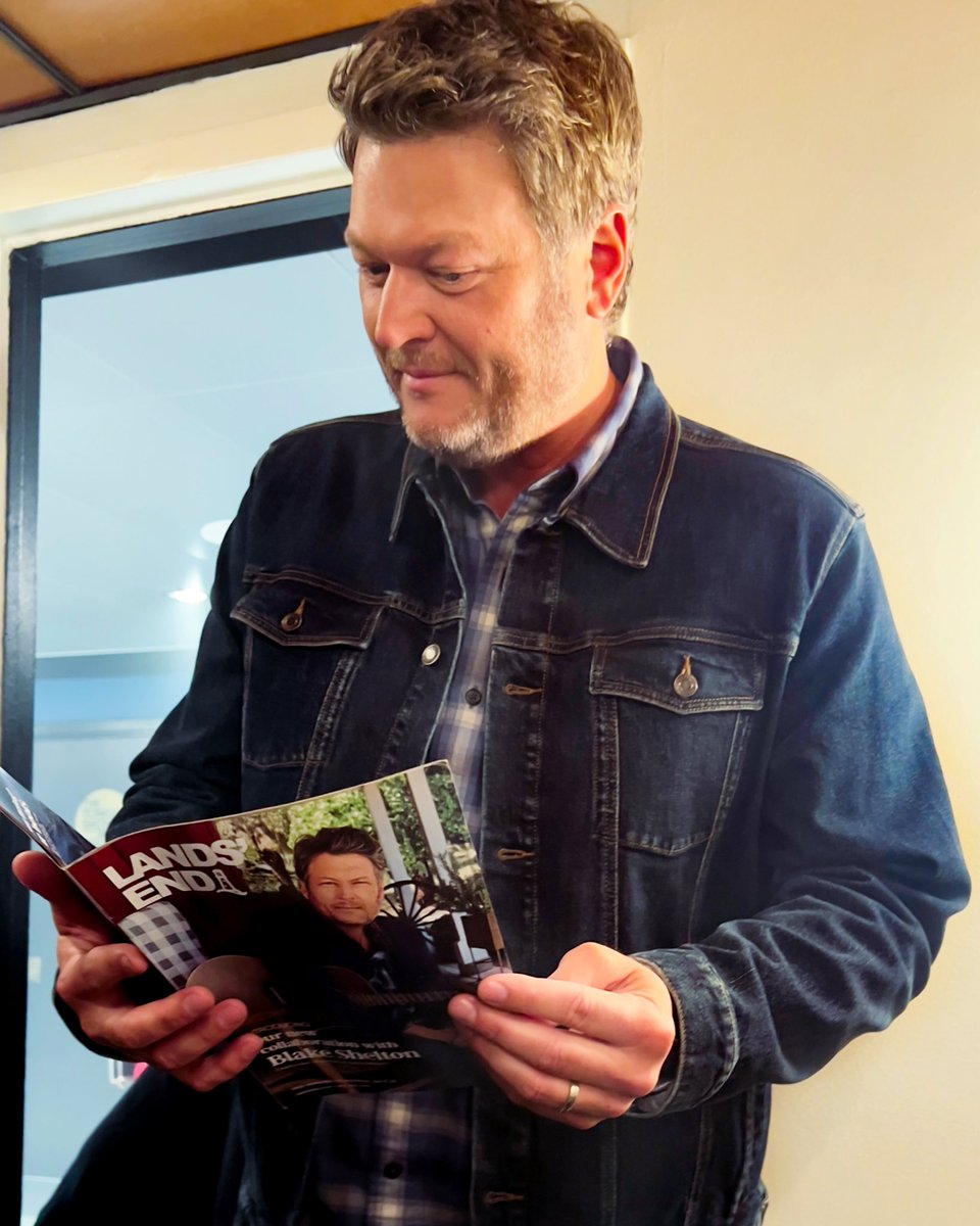 blakeshelton's tweet photo. Just getting a little reading in.. @LandsEnd #BlakeSheltonXLandsEnd 

Shop the collection here ➡️ https://t.co/A92ExjjEox https://t.co/KaNJziAGtF