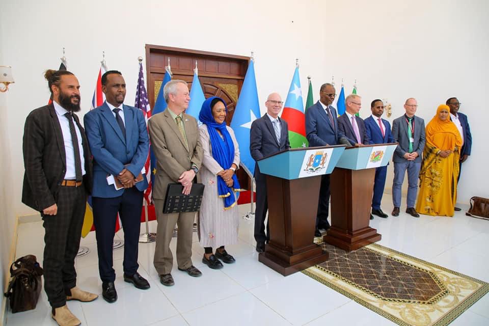 A productive and timely meeting between @Laftagareen and key international partners, discussing Southewest’s priorities: drought, security, democracy and how FGS-FMS’s working together on national interests. #Baidoa #SWS