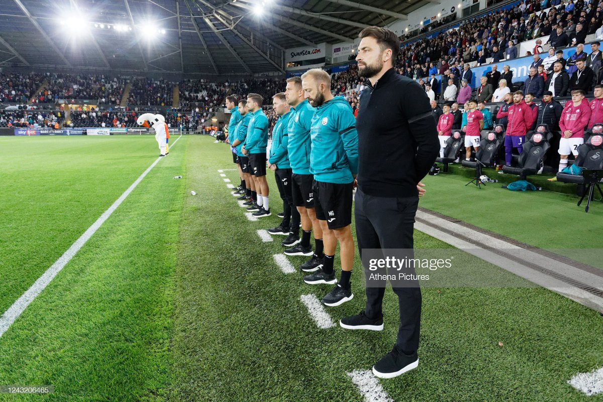 MascotSilence's tweet image. Cyril the Swan paying respect to his former owner Queen Elizabeth II