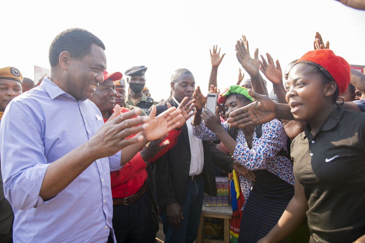 HHichilema's tweet photo. Thank you to the people of Lubuto in #Kabushi for receiving us well.
Encouraged how you waited to engage with us, showing your desire &amp; resolve to work with everyone in bringing the much needed #DevelopmentForAll.
We’re your servants &amp; will continue serving you better. 
#Zambia https://t.co/m2qFcxwCTc