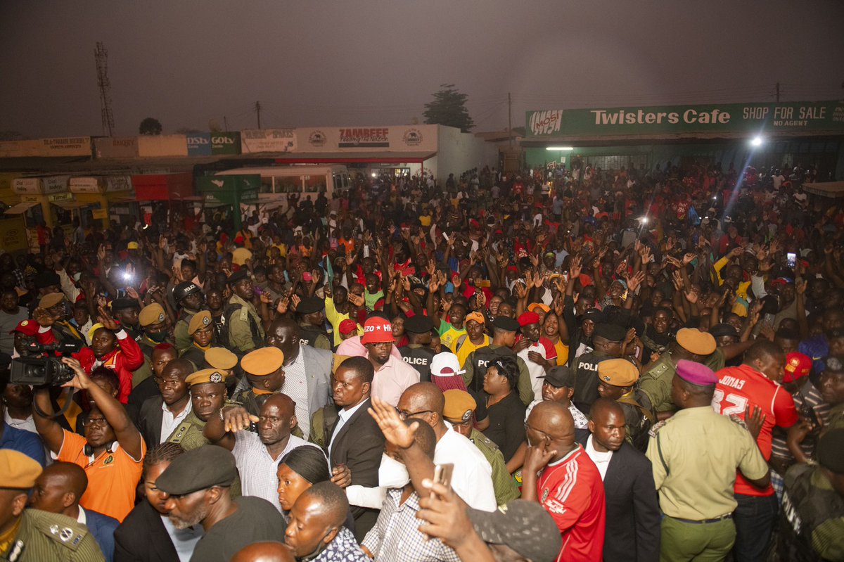 HHichilema's tweet photo. Thank you to the people of Lubuto in #Kabushi for receiving us well.
Encouraged how you waited to engage with us, showing your desire &amp; resolve to work with everyone in bringing the much needed #DevelopmentForAll.
We’re your servants &amp; will continue serving you better. 
#Zambia https://t.co/m2qFcxwCTc