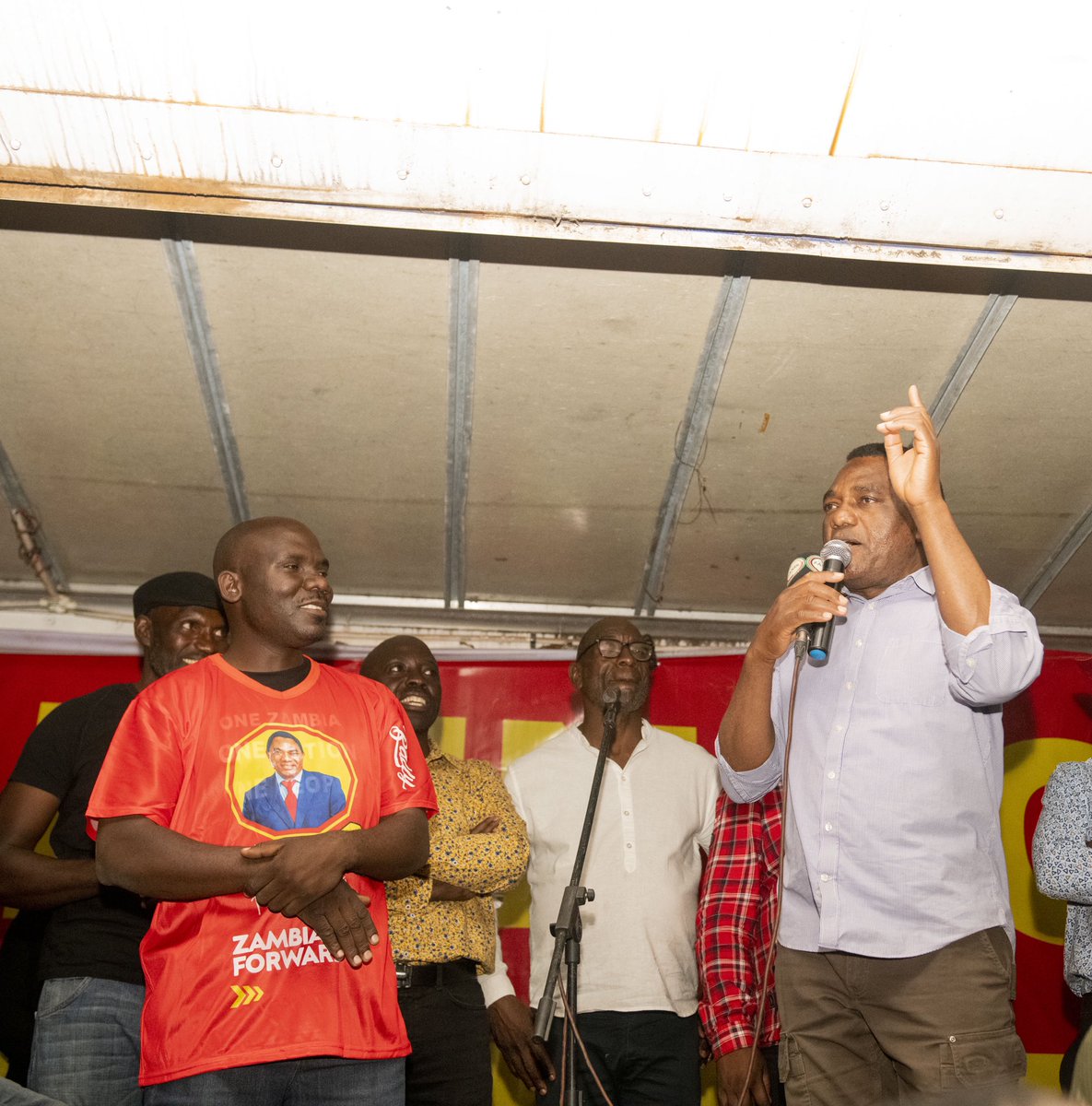 HHichilema's tweet photo. Thank you to the people of Lubuto in #Kabushi for receiving us well.
Encouraged how you waited to engage with us, showing your desire &amp; resolve to work with everyone in bringing the much needed #DevelopmentForAll.
We’re your servants &amp; will continue serving you better. 
#Zambia https://t.co/m2qFcxwCTc
