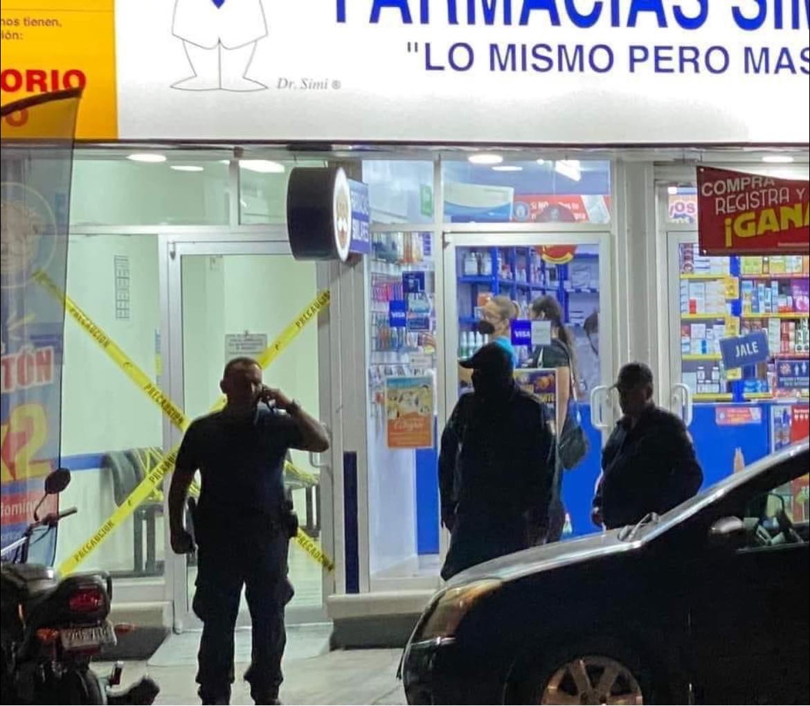 AlinneMekler's tweet photo. Dra. de farmacias similares en La Paz, BCS, fue amenazada con un cuchillo y agredida sexualmente por un hombre dentro del consultorio. Tras el ataque la amarró y abandono dentro de las instalaciones. Ciudadanía y trabajadores de la compañía convocan a marcha para exigir justicia. https://t.co/F5GStXAJU9